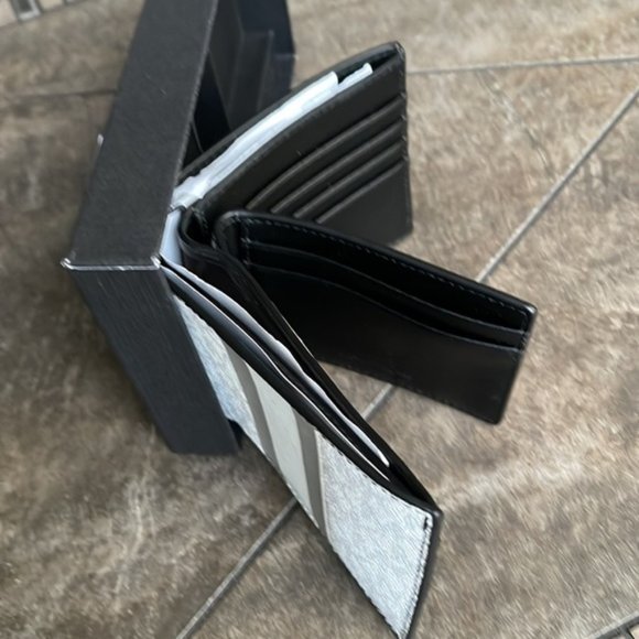 Michael Kors Boxed Signature 3 in 1 Bifold Wallet In White / Pearl Grey - Picture 5 of 12